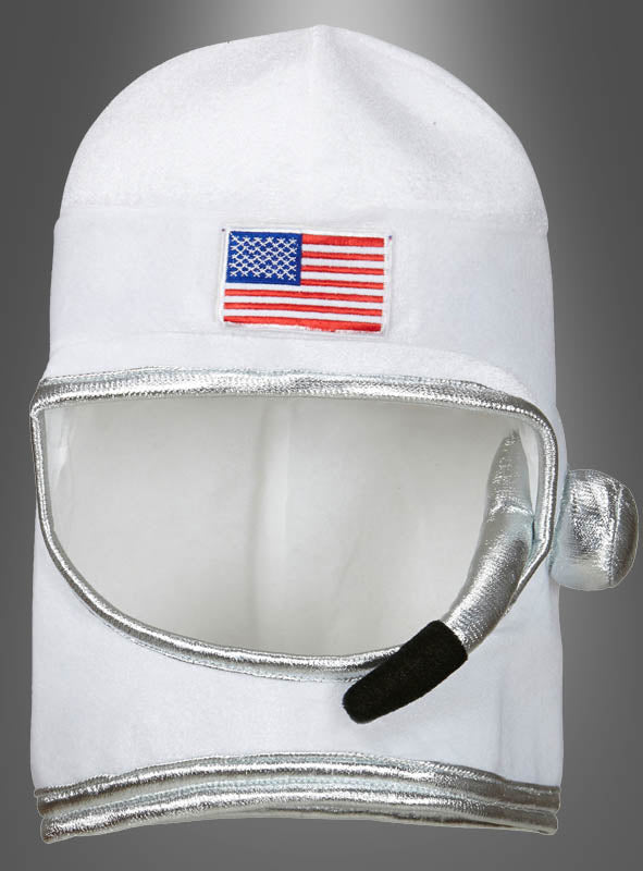 Raumfahrer-Helm-Mütze in Weiß mit silbernem Rand, integriertem Mikrofon und einer aufgestickten amerikanischen Flagge auf der Stirn, präsentiert vor einem grau verlaufenden Hintergrund. Diese Stoffmütze bietet hohen Tragekomfort und authentische Details für einen realistischen Astronauten-Look.