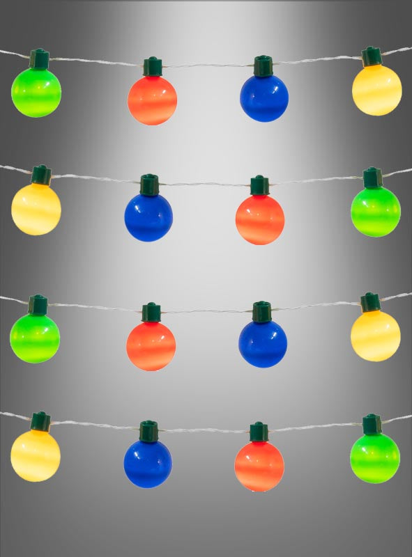 Vier Lichterketten der „Bunte Lichterkette 140 cm“ in den Farben Gelb, Grün, Rot und Blau hängen senkrecht vor einem grauen Hintergrund und sorgen so für eine festliche Atmosphäre, die sich perfekt für jede Feier eignet.