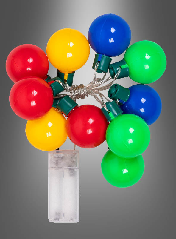 Die „Bunte Lichterkette“ (140 cm) mit einem durchsichtigen Batterieblock und bunten runden Lämpchen in Rot, Gelb, Blau und Grün wird vor einem grauen Hintergrund mit Farbverlauf präsentiert. Diese farbenfrohe Lichterkette verleiht jeder Feier oder einem gemütlichen Abend zu Hause fröhliche Farbtupfer und eine festliche Atmosphäre.