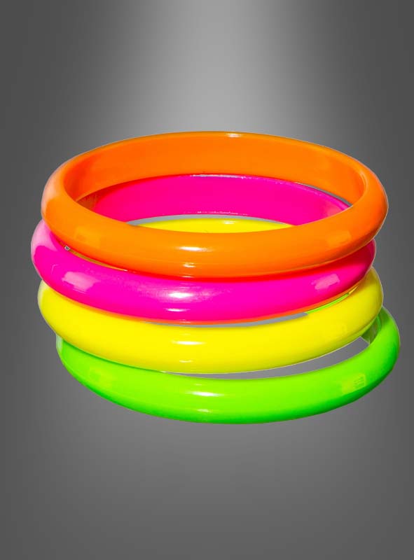 Vier glänzende Kunststoffarmreifen aus dem Set „Armreifen 80er Neon 4er Set“ – perfekt als Neon-Armreifen – leuchten in leuchtendem Orange, Pink, Gelb und Grün und sind vor einem grauen Hintergrund mit Farbverlauf angeordnet. Ideal, um dein 80er-Jahre-Party-Outfit abzurunden oder als farbenfrohe Accessoires für jeden Retro-Look.