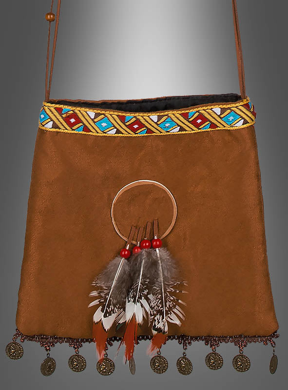 Eine braune Wildledertasche mit geometrischen Perlenverzierungen, Feder- und Perlenverzierungen sowie münzartigen Anhängern, die am unteren Rand hängen – diese einzigartige Indianer-Handtasche mit Traumfänger ist das perfekte Accessoire, um Ihr Wildwest-Kostüm abzurunden.