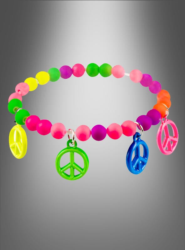 Wir präsentieren das „Buntes Hippiearmband mit Peace-Zeichen“ – ein farbenfrohes Perlenarmband, verziert mit gelben, blauen und rosa Peace-Zeichen-Anhängern, die sich wunderschön vor einem grauen Farbverlauf abheben.