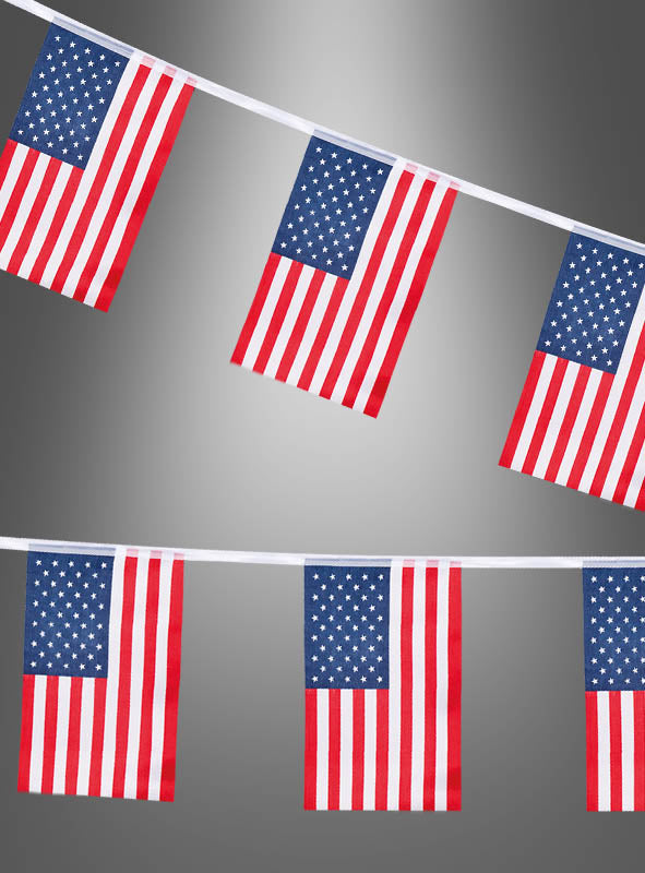 Zwei Stränge der US-amerikanischen Wimpelkette „Girlande 4 Meter“ sind vor einem grau abgestuften Hintergrund zu sehen, wobei die Fähnchen in zwei Reihen senkrecht hängen – perfekt als Partydeko im „Stars and Stripes“-Stil oder als festlicher Akzent für Ihre Feier.