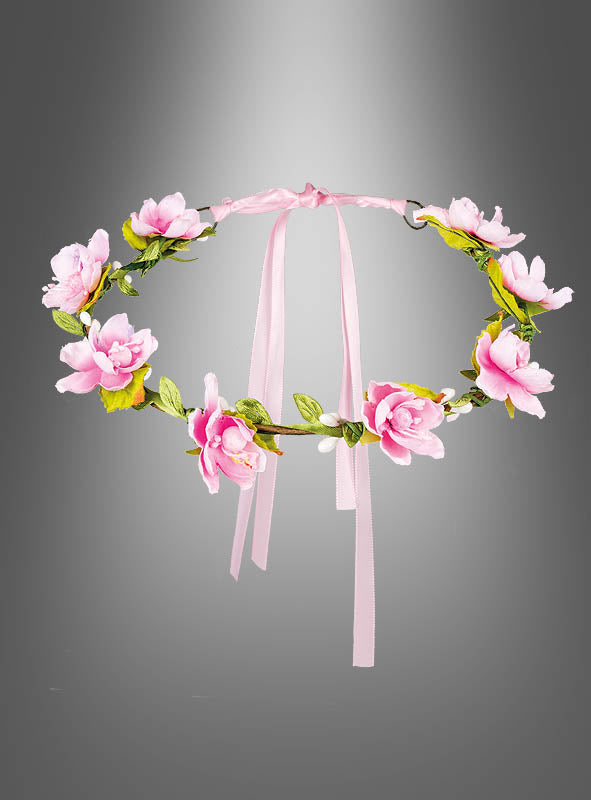 Wir präsentieren den „Blüten Haarkranz pink“: Ein Blumenkranz mit rosafarbenen Blümchen, grünen Blättern und rosa Schleifen, elegant in Szene gesetzt vor einem grauen Farbverlaufshintergrund – ideal als zarter Blüten Haarkranz für deine Märchen-Mottoparty.