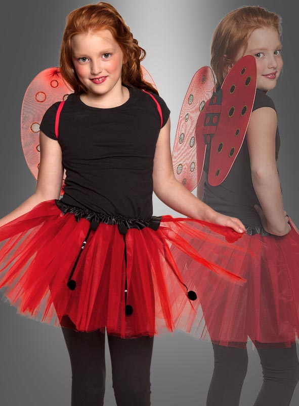 Ein Mädchen in einem schwarzen Shirt, einem roten Tutu, schwarzen Leggings und dem „Marienkäfer-Flügel-Set für Kinder“ posiert vor einem grauen Hintergrund, mal mit dem Gesicht nach vorne, mal mit dem Rücken zur Kamera. Dieses bezaubernde Insektenkostüm eignet sich perfekt als Karnevalskostüm für Kinder und bringt verspielte Marienkäfer-Stimmung in jede Feier.
