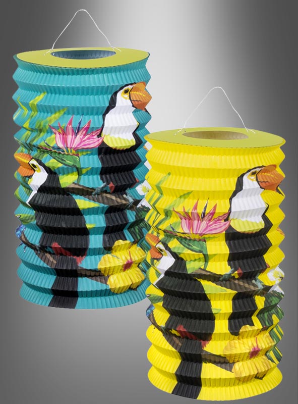 Zwei Papierlaternen mit Sommerdeko-Motiven „Tukane“ – mit leuchtenden Tukan- und Blumenmotiven, eine mit blauem Hintergrund, die andere in Gelb – hängen anmutig vor einem grauen Hintergrund mit Farbverlauf. Diese Laternen eignen sich perfekt für Dekorationen zum Thema „Tukane“ und lassen sich mit LED-Teelichtern wunderschön beleuchten, wodurch sie ideal für Sommerfeste sind.