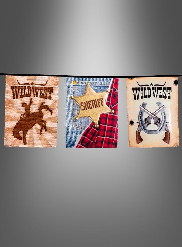 Sechs Karten zum Thema „Wilder Westen“ hängen nebeneinander an einer 6 m langen Wimpelkette „Wild West“ – mit Motiven wie einem Cowboy auf einem buckelnden Pferd, einem Sheriff-Abzeichen auf Karomuster und gekreuzten Pistolen mit einem Hufeisen – perfekt, um deiner Wild-West-Mottoparty das gewisse Etwas zu verleihen.