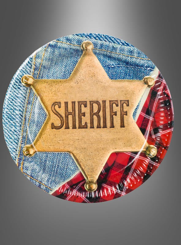 Ein goldenes Sheriff-Abzeichen auf blauem Denim und rotem Karostoff vor einem grauen Hintergrund mit Farbverlauf – die ideale Inspiration für dein nächstes „Pappteller Wild West Sheriff 6er-Set“-Dekorations- oder Cowboy-Party-Teller-Design.