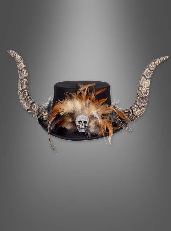 Voodoo-Zylinder mit Hörnern „Papa Legba“ – mit großen, geschwungenen Hörnern, einem Totenkopf-Ornament sowie braunen und orangefarbenen Federn vor einem grauen Hintergrund mit Farbverlauf – ein auffälliges Accessoire für Ihre nächste Themenveranstaltung.