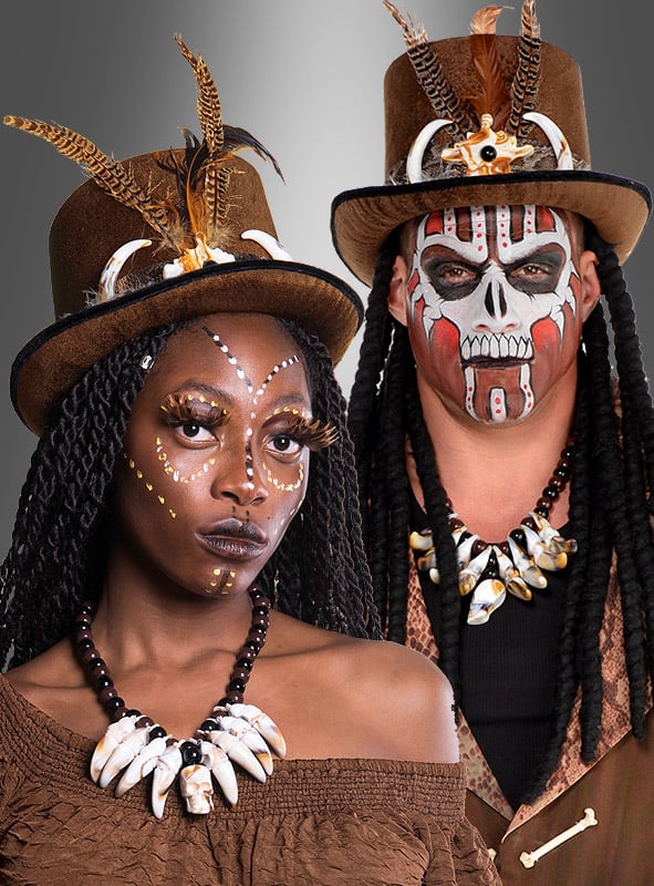 Zwei Personen tragen braune Kostüme, ergänzt durch die auffälligen „Voodoo Zylinder mit Zöpfen“-Zylinder, Perlenketten mit künstlichen Zähnen sowie Gesichtsbemalung mit von Stammeskulturen inspirierten Mustern und einem Totenkopfmotiv – ein atemberaubendes Hexenmeister-Kostüm, das sich ideal für jeden gruseligen Anlass eignet.