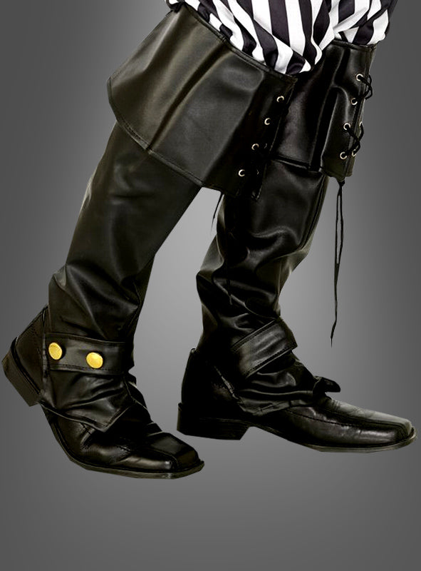Eine Person, die „Piratenstiefel-Überzieher Deluxe“ trägt – schwarze Stiefel im Piratenstil mit goldenen Knöpfen –, kombiniert mit schwarz-weiß gestreiften Hosen, vor einem grauen Hintergrund. Diese Deluxe-Stiefelüberzieher sind das perfekte Piratenkostüm-Zubehör und eignen sich ideal als Stiefelgamaschen für Herren, da sie Ihrem Piratenoutfit den letzten authentischen Schliff verleihen.