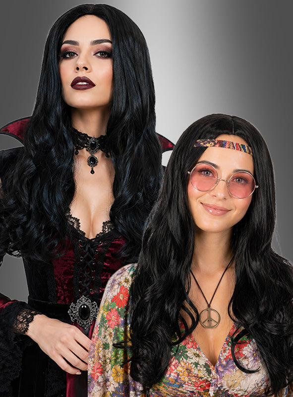 Zwei Frauen stehen Seite an Seite in auffälligen Partykostümen; die eine trägt ein Gothic-Vampir-Kostüm, kombiniert mit der vielseitigen Langhaarperücke mit Wellen in Schwarz, während die andere ein Retro-Hippie-Outfit trägt, komplett mit runder Brille, einer Halskette mit Peace-Zeichen und derselben mühelos schicken vielseitigen Langhaarperücke mit Wellen in Schwarz – beide tragen langes schwarzes Haar.