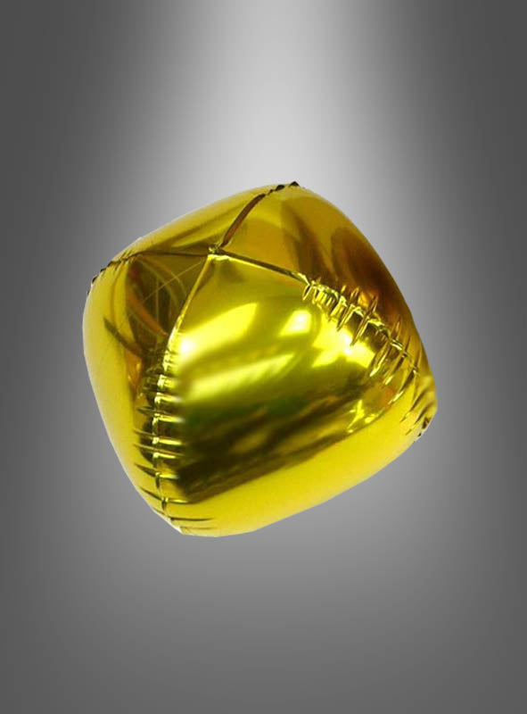 Ein glänzender, goldfarbener Folienballon in Würfelform schwebt vor einem grau verlaufenden Hintergrund.