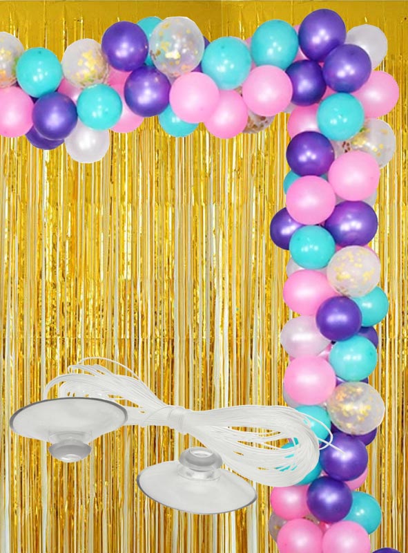 Farbenfroher Ballonbogen mit rosa, lila und blauen Ballons sowie Konfetti-Ballons vor einem Hintergrund aus goldenem Lametta; inklusive Deko-Befestigung mit 6 Saugnäpfen und Angelschnur sowie weißer Schnur zum einfachen Anbringen der Ballongirlande.