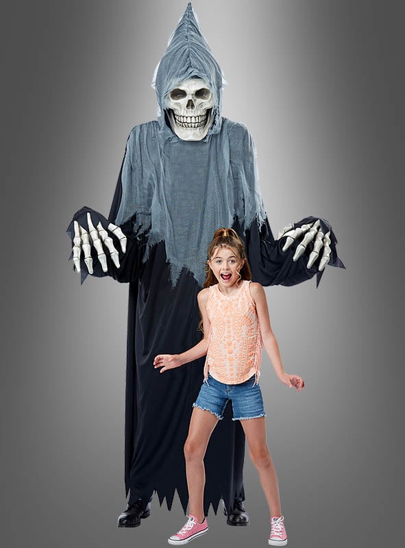 Ein junges Mädchen blickt überrascht auf jemanden, der das „Gigantischer Tod“-Kostüm oder die „Deko 240 cm Skelett“-Dekoration trägt – eine riesige Skelettfigur in einer schwarzen, zerfetzten Robe.