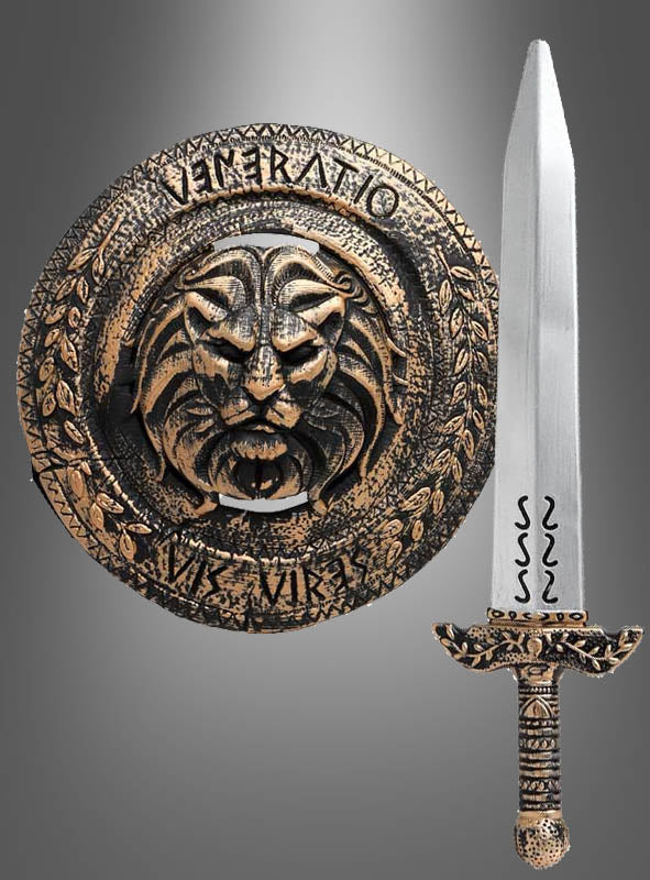 Ein Gladiatorenset für Kinder und Damen (30–50 cm) ist ausgestellt. Es besteht aus einem runden Schild, der mit einem Löwengesicht und einer lateinischen Inschrift verziert ist, sowie einem geraden, zweischneidigen Kinderschwert mit einem kunstvoll gestalteten Griff und schlichten Runen auf der Klinge; beide Teile werden durch elegante Details in Gold und Bronze hervorgehoben.
