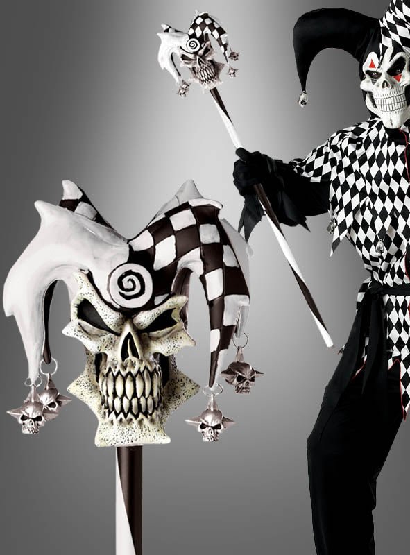 Eine Person in einem schwarz-weißen Narrenkostüm hält das Zepter „Hofnarr für gruselige Clowns“ in der Hand, das mit einem Totenkopf mit passender Narrenmütze gekrönt und mit Totenköpfen sowie karierten Mustern verziert ist – ein ideales Clownkostüm-Accessoire für alle, die auf der Suche nach einem authentischen Horrorclown-Requisit sind.