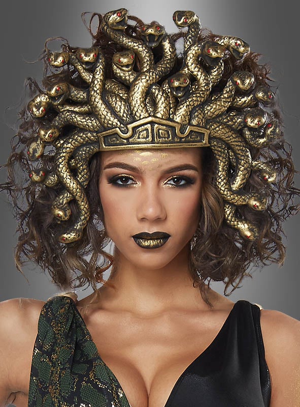 Eine Person trägt ein von der Medusa inspiriertes Kostüm, das durch den auffälligen goldenen Medusa-Schlangen-Kopfschmuck mit schlangenartigen Motiven und dramatischem Make-up, darunter goldener Lidschatten und schwarzer Lippenstift, besonders zur Geltung kommt.