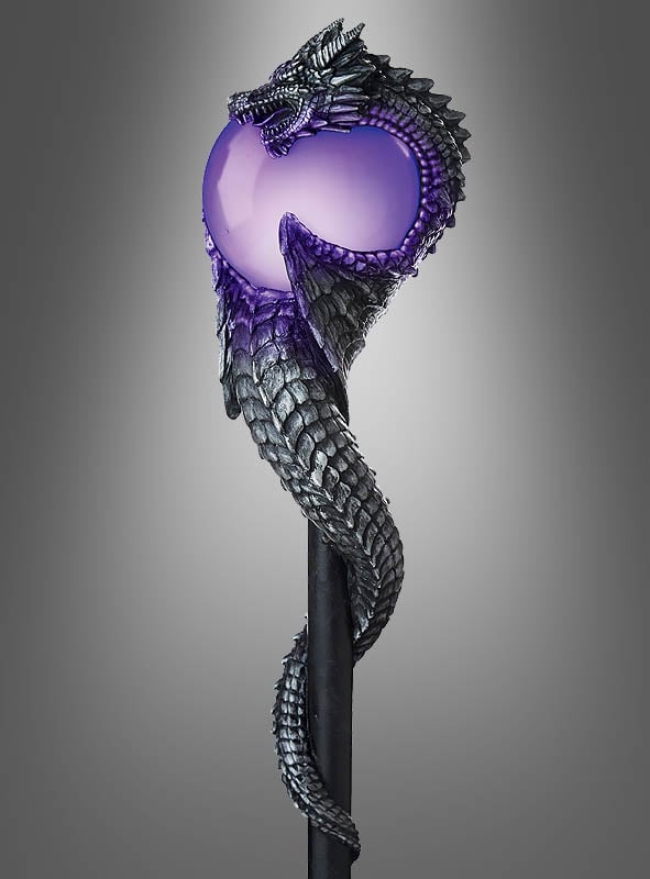 Ein schwarzer Drache mit violetten Akzenten windet sich um eine leuchtend violette Kugel an der Spitze eines schwarzen Stabs vor grauem Hintergrund – damit ist der „Zaubererstab mit Licht und Drachen 165 cm“ das perfekte Fantasy-Kostüm-Accessoire oder der perfekte Zaubererstab für jedes magische Outfit.