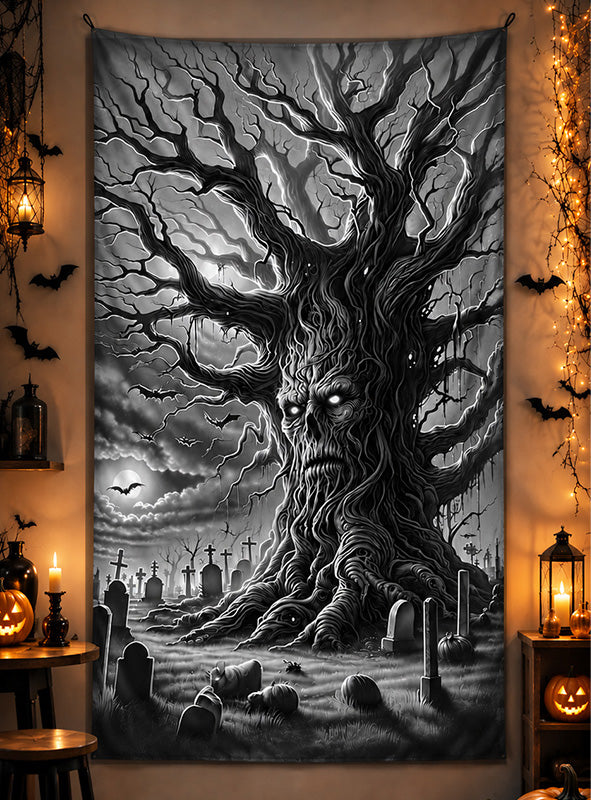 Sorgen Sie für eine wahrhaft gruselige Party-Atmosphäre mit dem „Gruseligen Baumgeist-Wandbild 100 x 185 cm, waschbar“: Dieser schwarz-weiße Wandbehang zeigt einen gruseligen, knorrigen Baum mit einem gespenstischen Gesicht in einer Friedhofsszene, umgeben von Halloween-Dekoration, Kerzen und Kürbislaternen.