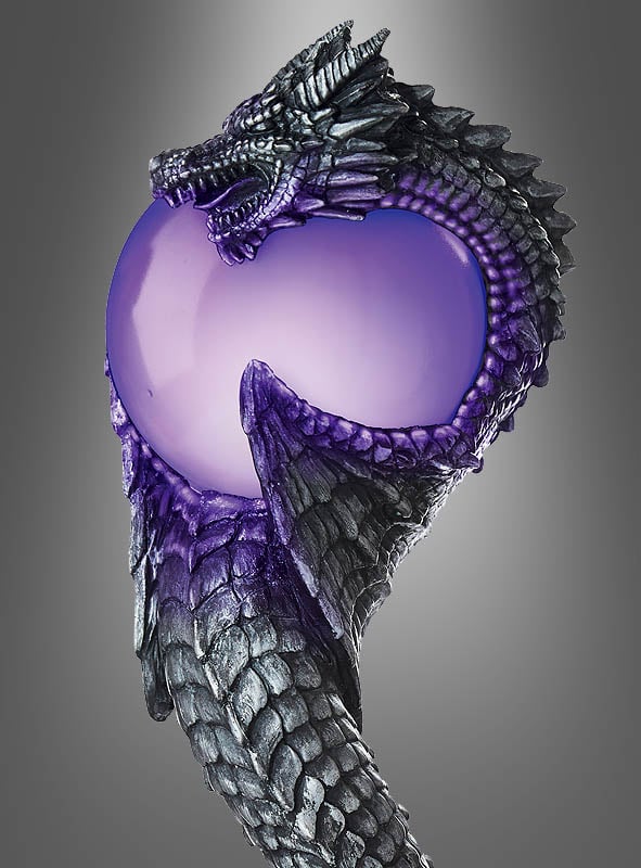 Ein metallischer Drache mit violetten Akzenten windet sich um eine glänzende, durchscheinende violette Kugel und hält sie in seinen Klauen und im Maul fest – damit ist der „Zauberer-Stab mit Licht und Drachen 165 cm“ das perfekte mystische Fantasy-Kostüm-Accessoire oder die ideale Verzierung für Ihren eigenen Drachen- oder Zauberer-Stab.
