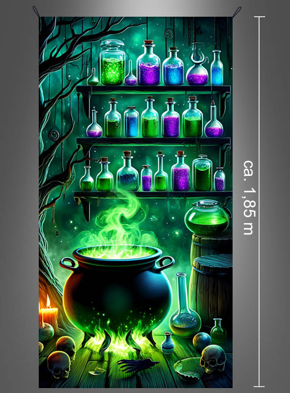 Schaffen Sie eine bezaubernde Atmosphäre mit dem „UV Hexenkessel Wandbild 100 x 185 cm, waschbar“ – einem zauberhaften Hochformat-Wandbild mit einer Illustration einer Hexenküche, komplett mit leuchtenden Flaschen, einem brodelnden Hexenkessel, Regalen, Kerzen, Totenköpfen und einem knorrigen Baum. Dieses etwa 1,85 Meter hohe und maschinenwaschbare Halloween-Dekostück besticht durch einen bezaubernden UV-Effekt, der für einen besonders magischen Touch sorgt.