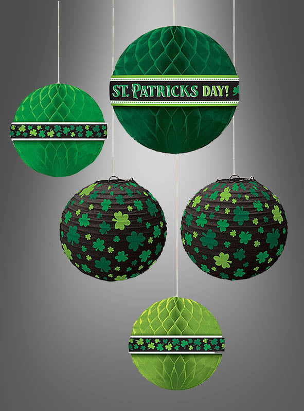 Fünf grüne und schwarze Papiergirlanden mit Kleeblattmotiven und der Aufschrift „St. Patrick’s Day!“ sind vor einem grauen Hintergrund angeordnet – dieses Lampions-Dekoset zum St. Patrick’s Day (21–29 cm) ist die perfekte festliche Dekoration für Ihre St. Patrick’s Day-Feier.