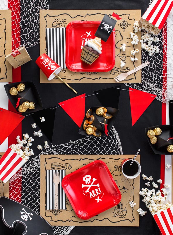 Verleihen Sie Ihrer nächsten Piratenparty mit unseren Tischsets „Schatzkarte“ für den Kindergeburtstag (6 Stück) eine ganz besondere Note – kombiniert mit Piratenfahnen, roten Tellern, Cupcakes, goldverpackten Bonbons, Popcorn, Holzbesteck, gestreiften Bechern und dekorativen Fischernetzen: So entsteht die ultimative Tischdekoration im Piratenstil!.