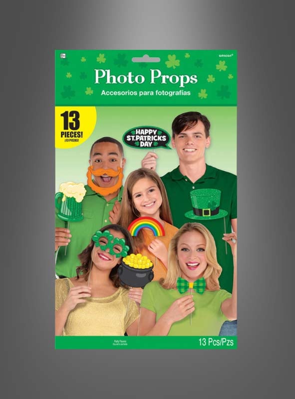 Ein Set mit fünf Personen, die die Fotobox-Requisiten zum St. Patrick’s Day „Kobold“ genießen – mit Hüten, Brillen und thematischen Schildern –, ideal als irische Partydekoration. Das Set enthält 13 Foto-Requisiten zum St. Patrick’s Day für verspielte und festliche Party-Schnappschüsse.