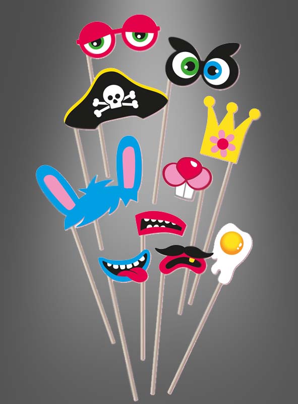 Neun farbenfrohe Requisiten aus dem „Lustiges Fotobox-Zubehör-Set Pirat“ auf Stäbchen – darunter Brillen, ein Piratenhut, eine Krone, Hasenohren, ein Pilz, lustige Münder, ein Ei und Comic-Augen – sind vor einem grauen Hintergrund mit Farbverlauf angeordnet. Dieses Set ist die ideale Fotorequisite für den Geburtstag, um lustige Party-Erinnerungen festzuhalten!.