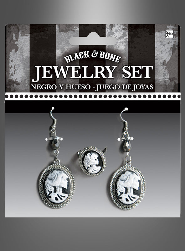Das „Cameo Ohrringe und Ring Set Skelettdame“ umfasst ein Paar schwarz-weiße Ohrringe und einen passenden Ring, die jeweils mit dem Profil einer Skelettdame in einem ovalen Rahmen verziert sind. Das Set wird wunderschön in einer Markenverpackung präsentiert – eine perfekte Ergänzung für jedes viktorianische Schmuckset.