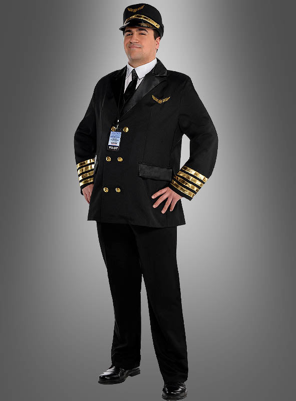 Eine Person steht mit dem Gesicht nach vorne und trägt das XXL-Pilotenkostüm in Übergröße, bestehend aus einer schwarzen Pilotenuniform mit Pilotenmütze, einer Jacke mit goldenen Streifen und einem gut sichtbaren Namensschild, vor einem grauen Hintergrund mit Farbverlauf. Dieses authentische Ensemble ist perfekt für alle, die ein Pilotenkostüm in Übergröße suchen.