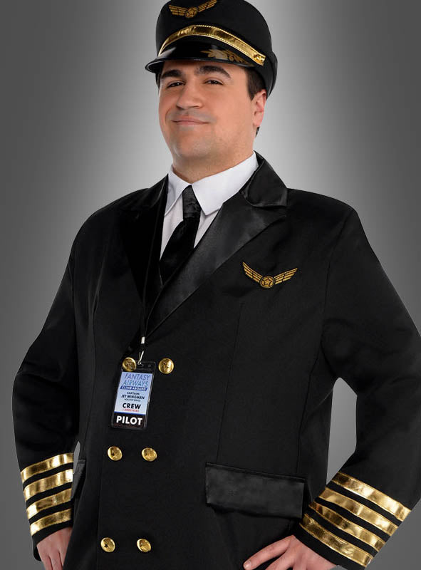 Ein Mann, der das XXL-Pilotenkostüm in Übergröße trägt – eine schwarze Pilotenuniform mit goldenen Streifen an den Ärmeln und Schultern, einer passenden Mütze und einem Crew-Ausweis –, steht vor einem grauen Hintergrund mit Farbverlauf.