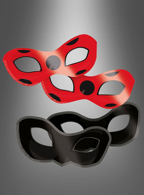Acht Masken im Maskeradenstil aus dem Set „Ladybug und Cat Noir – 8er-Set“ – darunter sowohl rote Masken mit schwarzen Punkten, die von Ladybug inspiriert sind, als auch schwarze Masken, die an Cat Noir erinnern – sind vor einem grauen Hintergrund mit Farbverlauf abgebildet.