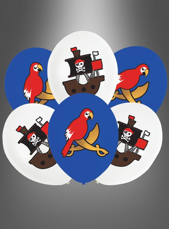 Sechs Latex-Luftballons „Piraten“ (6 Stück) – drei blaue mit einem Piratenschiff und drei weiße mit einem roten Papagei auf einem Entermesser – vor einem grauen Hintergrund mit Farbverlauf: die ideale Wahl für jede Piratendekoration zum Kindergeburtstag.
