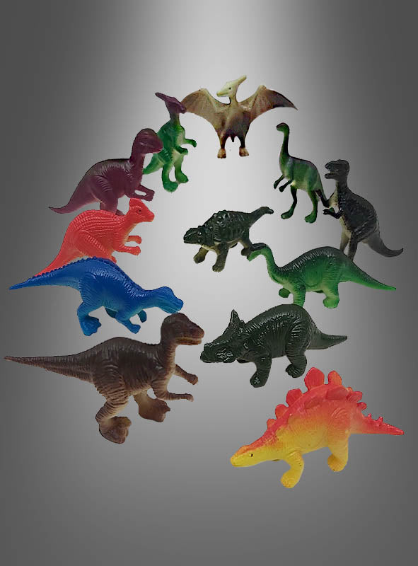 Zwölf Plastikfiguren aus dem „Dino Figuren 12er Set Deko“ sind vor einem grau verlaufenden Hintergrund in einem Bogen angeordnet, wodurch dieses Set eine perfekte Ergänzung für jede Jurassic-Park-Party darstellt.