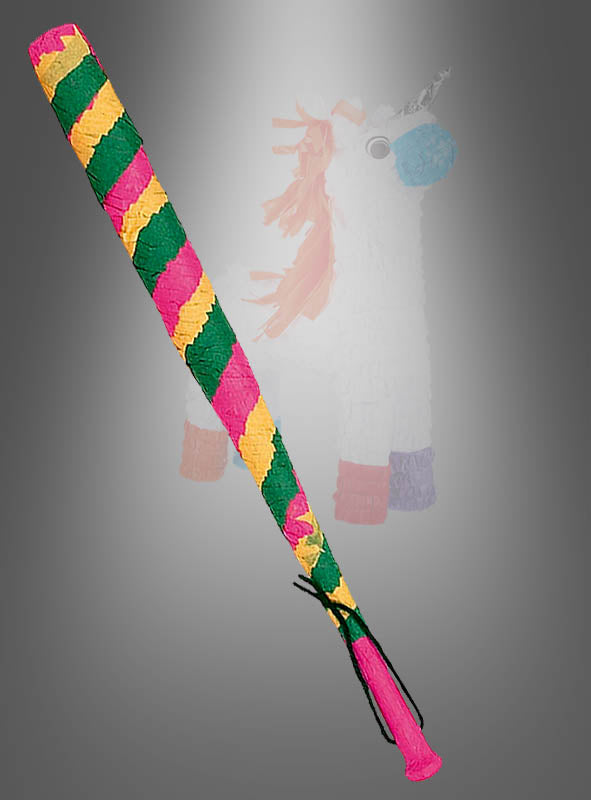 Im Vordergrund ist ein farbenfroher Piñata-Schlagstock aus Holz (45 cm) deutlich zu sehen, vor dem sich eine verschwommene, einhornförmige Piñata vor einem grauen Hintergrund mit Farbverlauf abhebt – perfekt, um jedem Kindergeburtstag zusätzlichen Spaß zu verleihen.