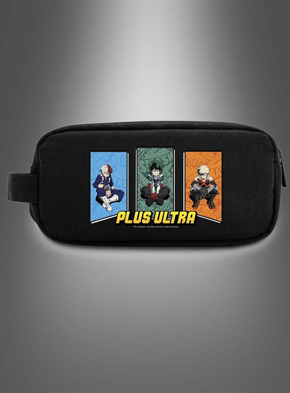 Wir präsentieren die „My Hero Academia“-Tasche in Schwarz: eine stilvolle schwarze Aufbewahrungstasche mit drei illustrierten Figuren, die in farbenfrohen Feldern sitzen, darunter in leuchtendem Gelb der Schriftzug „PLUS ULTRA“ – damit ist sie die perfekte Tasche und Geschenkidee für jeden „My Hero Academia“-Fan.