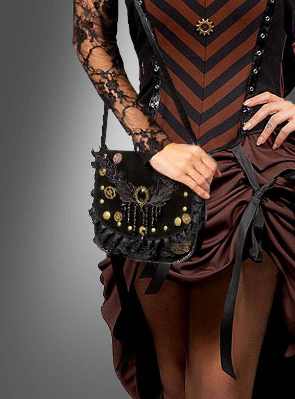 Eine Person in einem braun-schwarzen Kleid mit Spitzenärmeln hält die Steampunk-Handtasche „Zahnrad & Spitze“ in der Hand – eine schwarze Umhängetasche, die mit Zahnrädern, Ketten und Knöpfen verziert ist.