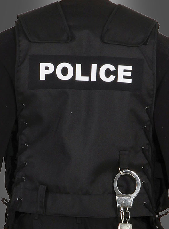Rückansicht einer Person, die eine Weste der „Schwarzen Polizei“ mit der Aufschrift „POLICE“ auf den Taschen trägt; am Gürtel sind Handschellen befestigt.