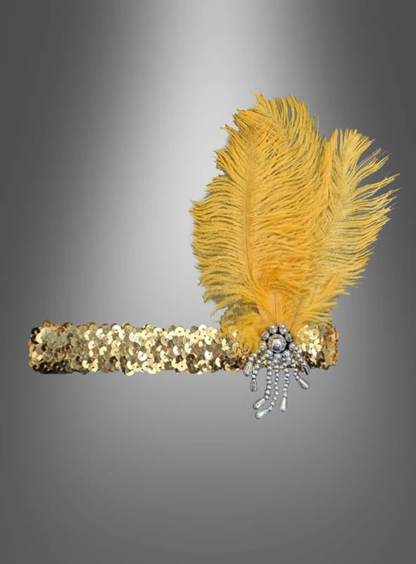 Das 20er-Pailletten-Haarband besticht durch ein Design aus goldenen Pailletten, verziert mit zwei großen gelben Federn und einer Ansammlung silberner Perlen vor einem grauen Hintergrund mit Farbverlauf – ideal als Accessoire für ein Flapper-Kostüm.