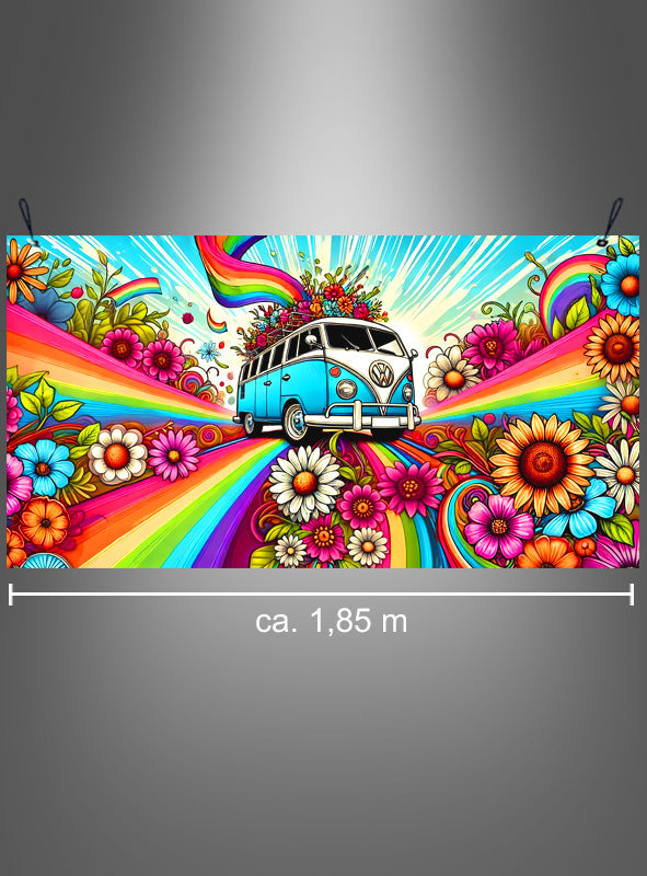 Lebendige Illustration des „Hippie-Busses aus den 70er Jahren“ – eines blauen Lieferwagens, verziert mit Blumen und Regenbögen – im Format 100 x 185 cm vor einem hellen Hintergrund; diese abwaschbare Wanddekoration ist die perfekte Dekoration für eine Hippie-Party oder als Retro-Wanddekoration im Stil der 70er Jahre für jeden Raum.