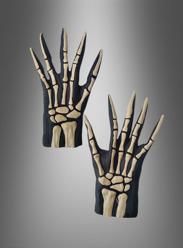 Zwei schwarze 3D-Skeletthandschuhe aus Latex mit Knochenmotiven, die an Skeletthände erinnern, werden vor einem grauen Farbverlaufshintergrund präsentiert – damit sind sie das perfekte Accessoire für dein Halloween-Kostüm oder als gruseliges Sensenmann-Accessoire.