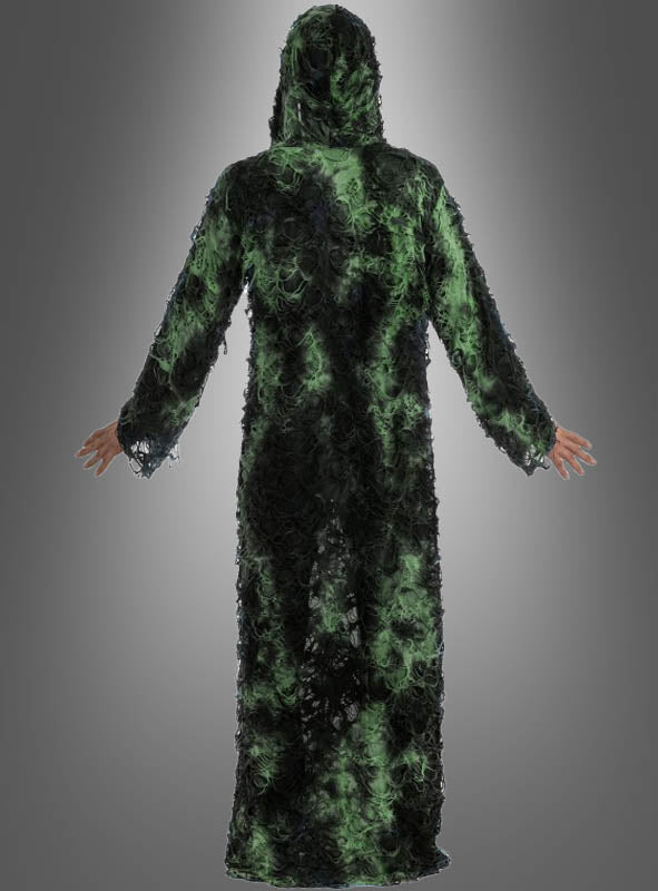 Eine Person, die die Robe „Wächter der verlorenen Seelen – Moos“ trägt – eine lange, grün-schwarze, strukturierte Robe mit Kapuze –, steht mit leicht ausgestreckten Armen und dem Rücken zur Kamera und ist damit eine auffällige Wahl für jedes Halloween-Kostüm.
