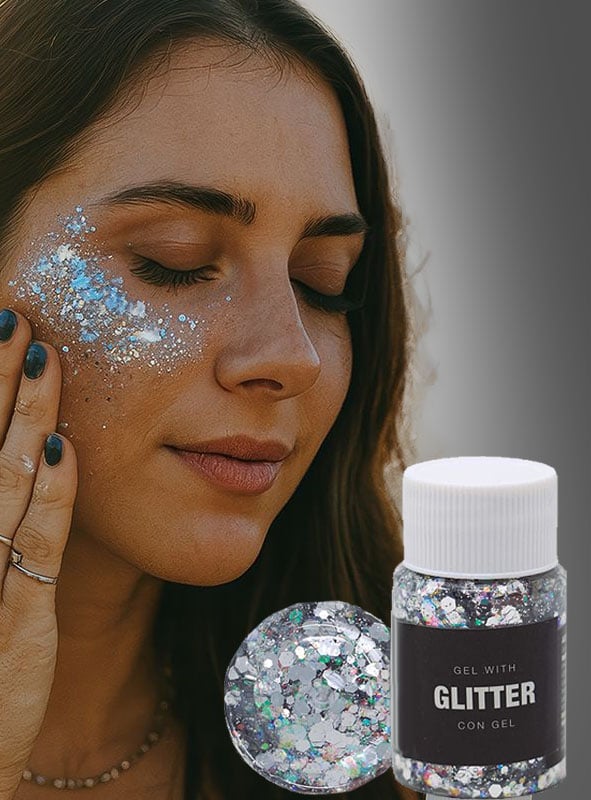 Eine Frau mit geschlossenen Augen trägt Glitzer-Gel-Make-up in Silber oder Gold auf der Wange und sorgt so für einen atemberaubenden Festival-Look. Im Vordergrund sind ein Behälter mit der Aufschrift „Gel mit Glitzer“ und eine Nahaufnahme des Glitzer-Gel-Make-ups zu sehen.