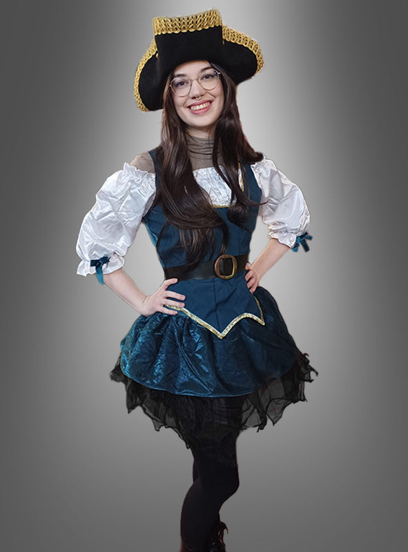 Eine Person im Angelica-Piratin-Damenkostüm, bestehend aus einem schwarzen Hut, weißen Puffärmeln, einem blauen Kleid, einem schwarzen Rock und einer Brille, vor grauem Hintergrund – perfekt für jede Piratenparty oder als auffälliges Seeräuberin-Karnevalskostüm.
