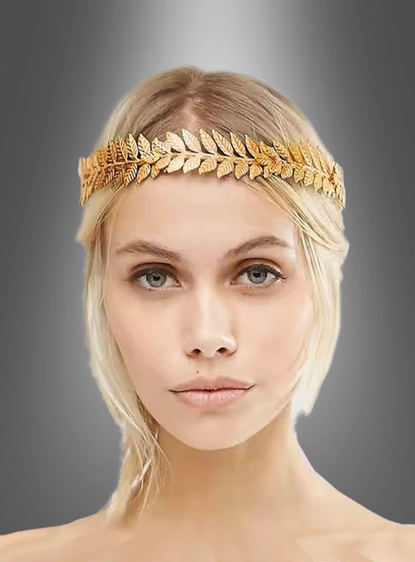 Eine Frau mit blonden Haaren trägt das Diadem „Lorbeerkranz aus Metall, gold“ als Stirnband vor einem grauen Hintergrund mit Farbverlauf.