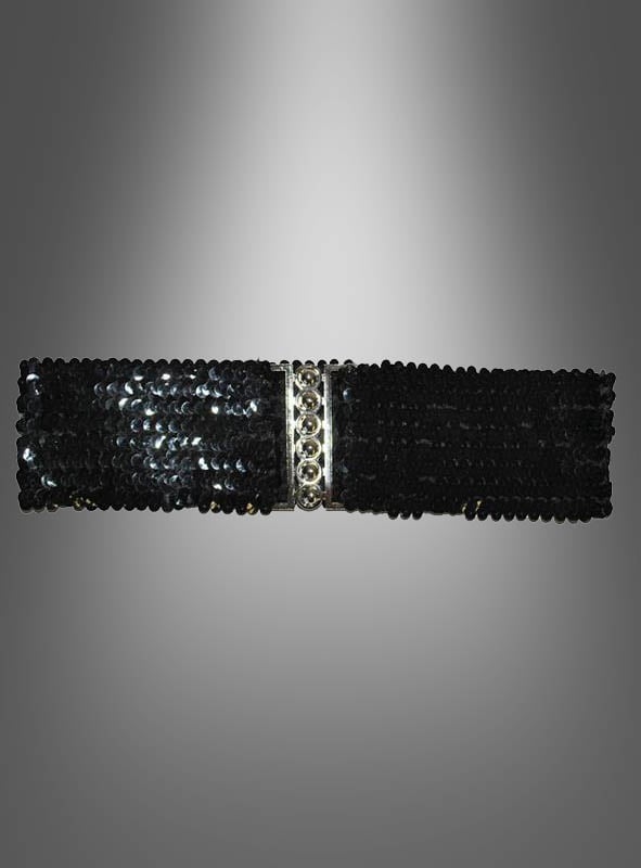 Ein rechteckiges Accessoire mit schwarzen Pailletten, das an den Stil der 80er-Jahre-Accessoires angelehnt ist, mit dem Titel „Pailletten-Gürtel für die Taille“, mit einem silbernen Mittelstreifen und vor einem grau verlaufenden Hintergrund.