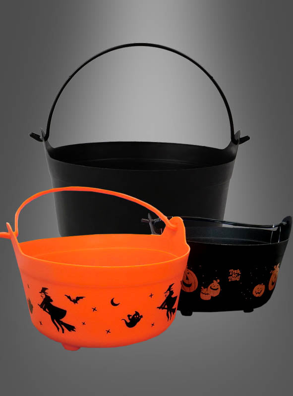 Der „Halloween-Hexenkessel für Süßigkeiten“ umfasst drei Plastikeimer – einen schwarzen, einen orangefarbenen mit Hexen- und Fledermausmotiven sowie einen schwarzen mit Kürbisgesichtern –, die vor einem grauen Hintergrund präsentiert werden. Sie eignen sich perfekt zum Sammeln von Süßigkeiten oder als festliche Halloween-Dekoration. Diese Eimer sind zudem ein bezaubernder „Halloween-Hexenkessel“ für jede gruselige Feier.