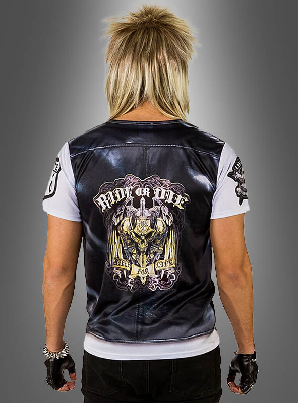 Eine Person mit Vokuhila-Frisur steht mit dem Rücken zur Kamera und trägt schwarze Handschuhe sowie eine ärmellose Weste mit dem Aufdruck „Ride or Die“ auf dem Rücken – damit ist es das perfekte Biker-Shirt-Rocker-Kostüm für eine 80er-Jahre-Rockparty oder als Teil eines Herren-T-Shirt-Kostüms.